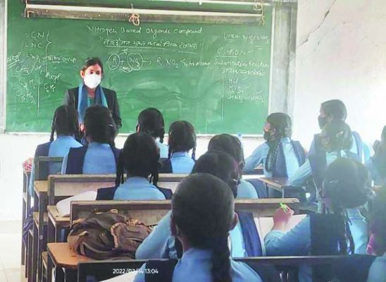 कन्या विद्यालय में गुरुजी बने एसडीएम