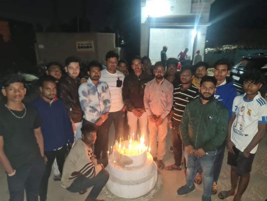 पुलवामा हमले के शहीदों को युवाओं ने दी श्रद्धांजलि