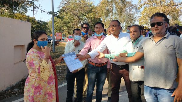 रायगढ़ में मारपीट, राजस्व अमले ने धरना-प्रदर्शन कर सौंपा ज्ञापन