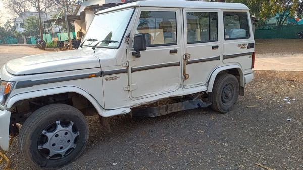 नर्मदा मेला ड्यूटी से लौटते सरकारी गाड़ी को कार ने मारी ठोकर