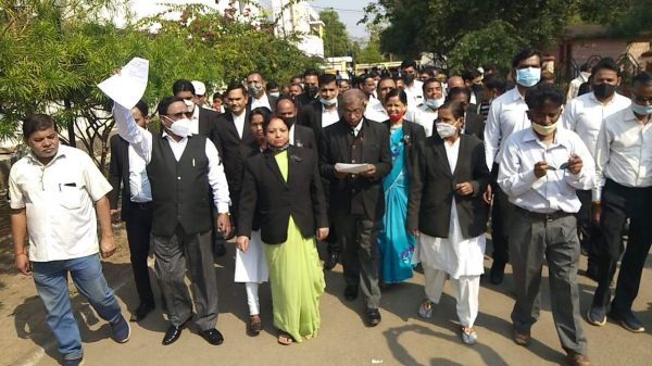 कार्रवाई की मांग को ले अधिवक्ता संघ ने सौंपा ज्ञापन