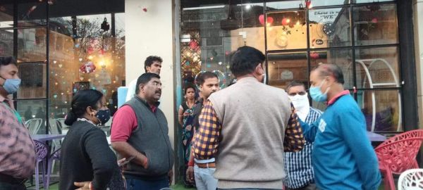 दुकानों से मिली प्रतिबंधात्मक सामग्री, जब्ती-जुर्माना