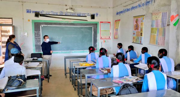 नेवारीकला में कलेक्टर ने पढ़ाया गणित