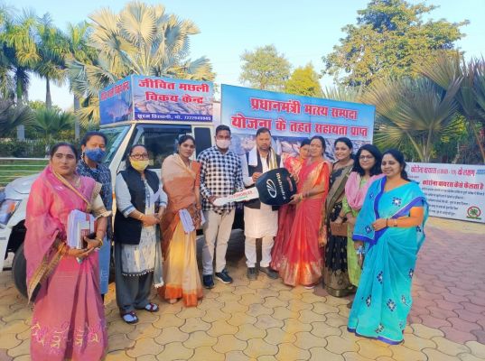 मत्स्य किसान को सौंपी वाहन की चाबी