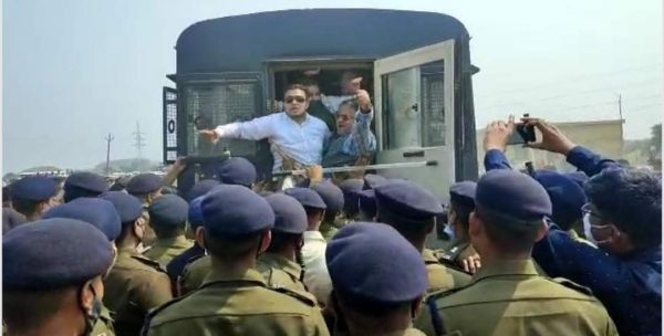 सीमेंट कंपनी के खिलाफ विरोध प्रदर्शन, विधायक-कार्यकर्ता हिरासत में