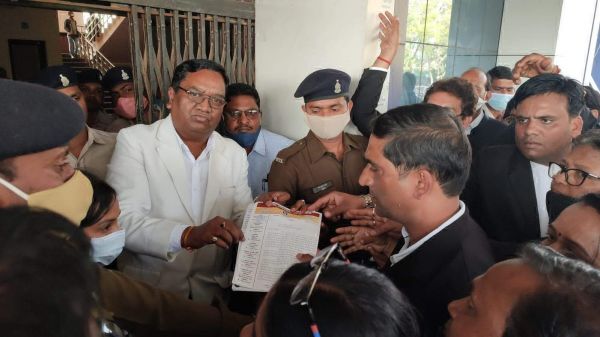 वकीलों ने कलेक्टर को ज्ञापन सौंपकर की कार्रवाई की मांग