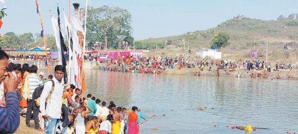 कर्णेश्वर मेला शुरू, हजारों  ने लगाई डुबकी