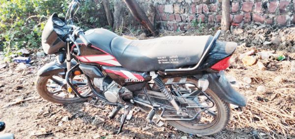 पुलिस को देख चोर पटरी पर बाइक छोड़ भागा