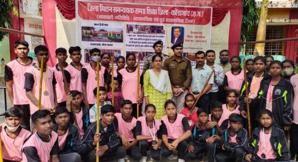 बच्चों को पुलिस ने दिया सिलंबम किट