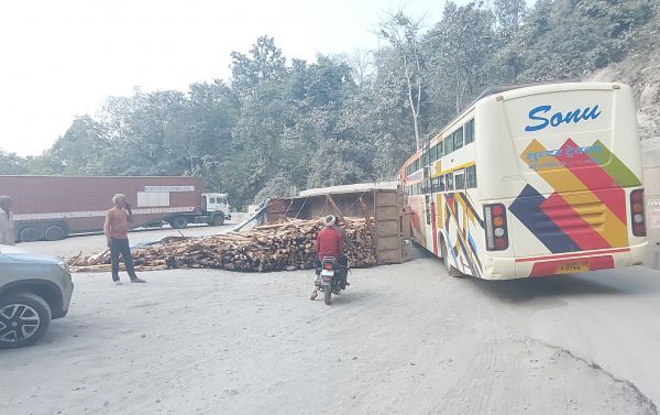 केशकाल घाटी में नीलगिरी से लदा ट्रक पलटा, जाम