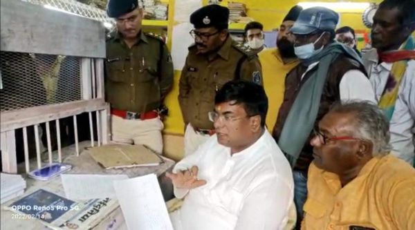 खाता खोलने 5 सौ, प्रिंट का हजार, रकम निकासी में देना होगा 2 हजार...