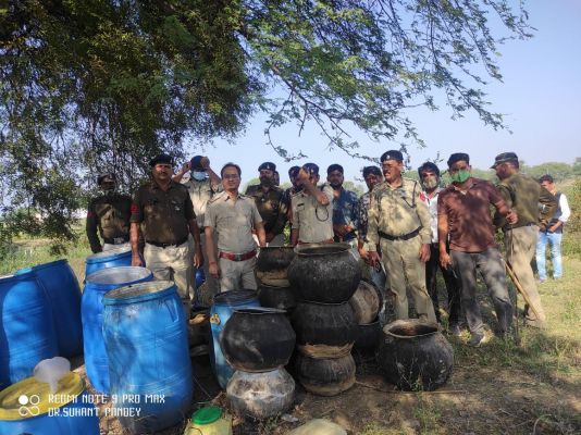 16 सौ लीटर से अधिक महुआ शराब जब्त