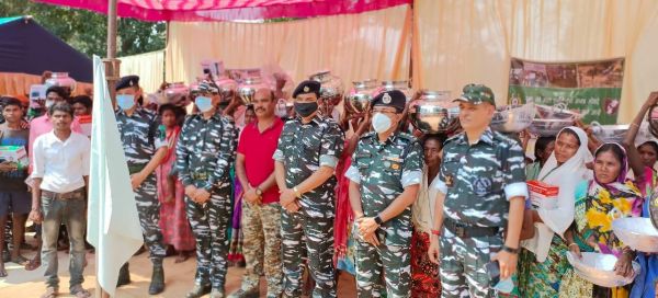 सिविक एक्शन प्रोग्राम में ग्रामीणों को दिये सामान, स्वास्थ्य शिविर भी