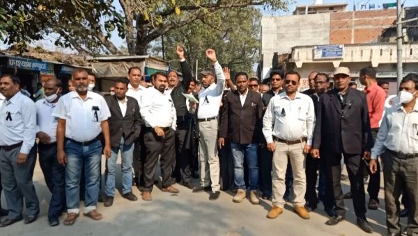अधिवक्ता संघ के समर्थन में काली पट्टी लगा किया विरोध प्रदर्शन