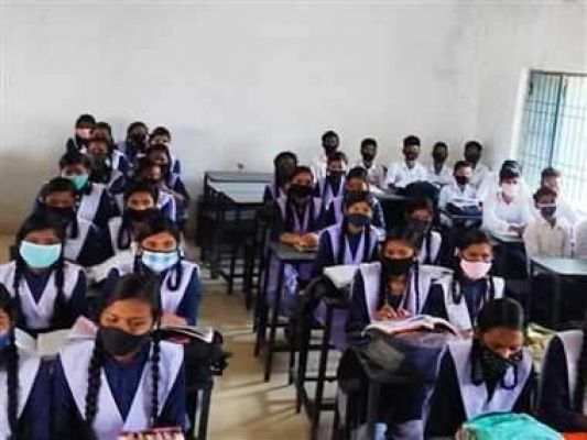 10वीं-12वीं के विद्यार्थियों को दी जा रही उपचारात्मक शिक्षा