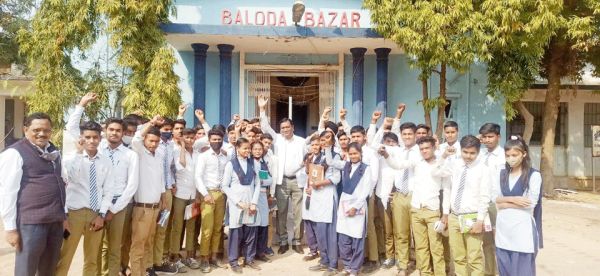  कलेक्टर ने पढ़ाया मूल्य वृद्धि का पाठ छात्रों ने पूछे रोचक सवाल, मुस्कुराकर दिए जवाब