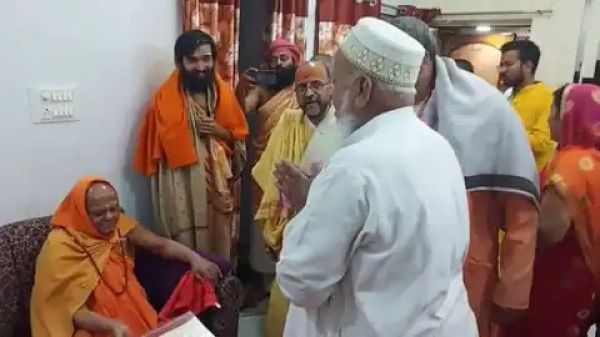 शंकराचार्य निश्चलानंद को अपने घर में देख प्रणाम किया हमीद हुसैन ने