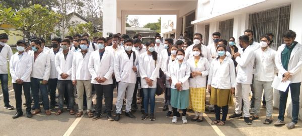 मनचलों के झुंड ने मेडिकल छात्र पर किया जानलेवा हमला, एसपी से मिले छात्र