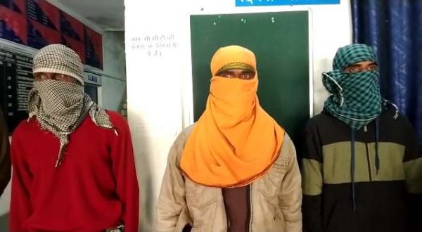दिन-दहाड़े सरपंच से मारपीट व लूट, 3 गिरफ्तार