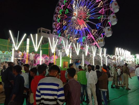 डिस्को झूला झूल रहे दम्पति गिरे, घायल