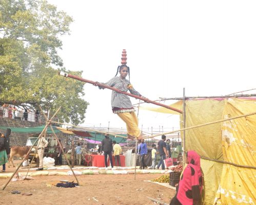 बिलासपुर की 10 वर्षीय दुर्गेश्वरी रस्सी पर चलकर दिखाती है करतब