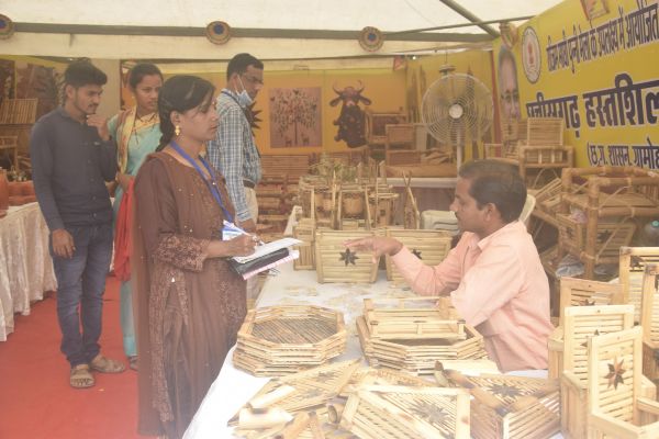 राजिम मेले में हस्ताशिल्प उद्योग का स्टॉल कर रहा आकर्षित