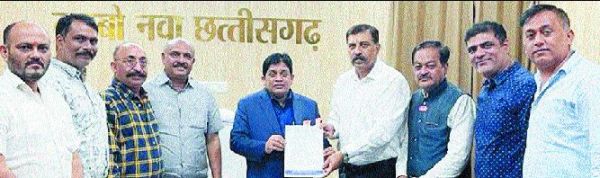 नगरीय प्रशासन मंत्री को यूजर चार्ज संबंधित चेम्बर का ज्ञापन