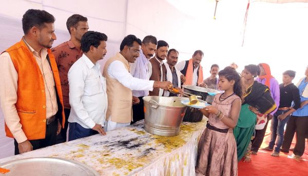राजिम भक्तिन माता मंदिर समिति के भंडारे में श्रद्धालु ले रहे भोजन प्रसादी