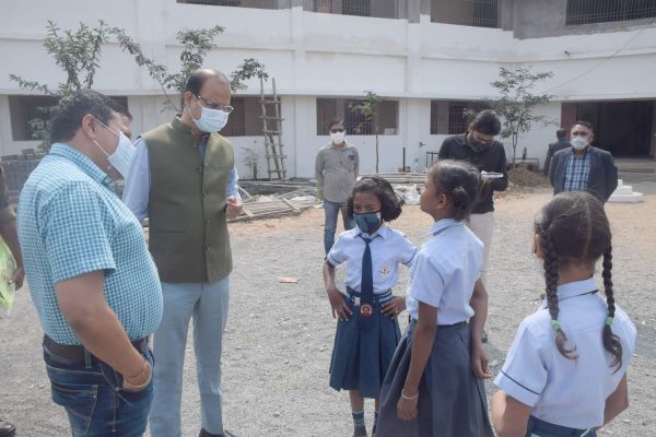 विद्यार्थियों ने अंग्रेजी में सुनाया पहाड़ा, कलेक्टर ने बच्चों को दिए उपहार