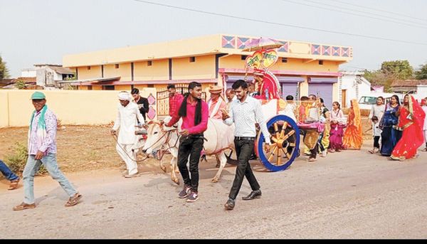 बैलगाड़ी से निकली बारात, लोगों ने कहा प्राचीन संस्कृति की दिखी झलक