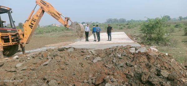 13 एकड़ में अवैध प्लाटिंग, रास्ते को उखाड़ा, मुरूम-गिट्टी जब्त