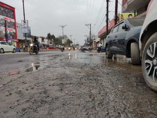 अमृत मिशन का पाइप लीक, सडक़ के बीच से निकला पानी