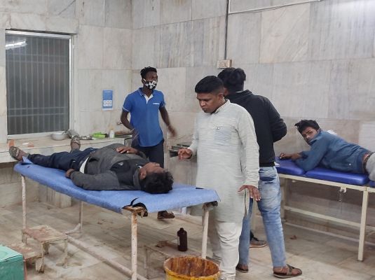 मोटर साइकिल टकराने से चार घायल
