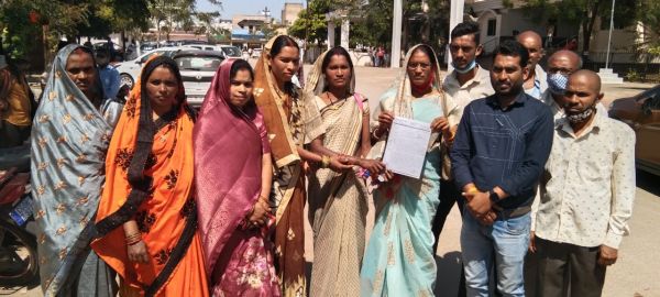 नया स्कूल भवन की मांग लेकर सरपंच-ग्रामीण पहुंचे कलेक्टोरेट