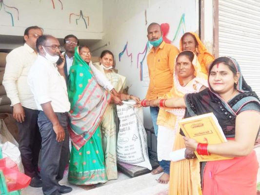 राशन दुकान का संचालन महिला समूह के कंधों पर