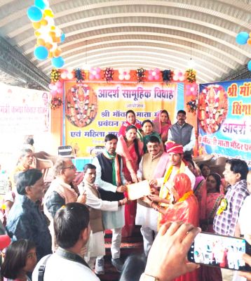 नव विवाहितों को आशीर्वाद देने पहुंचे जिला पंचायत अध्यक्ष