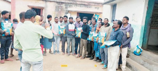 किसानों को बांटे मक्का किट
