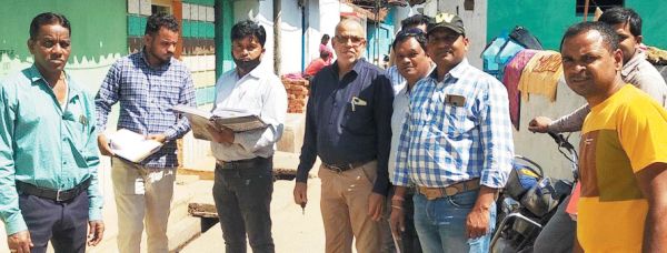 टेक्स वसूलने निकाय कर्मी दे रहे घर-घर दस्तक