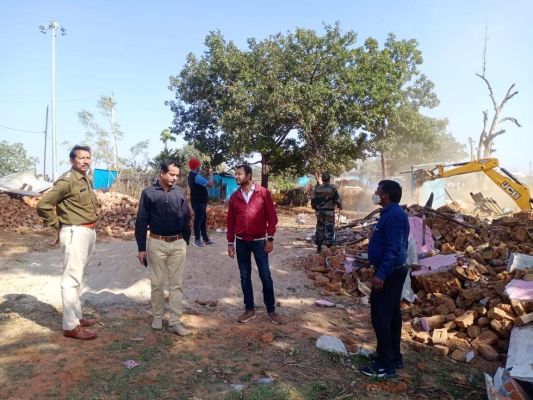 शासकीय भूमि में निर्मित 8 घरों को प्रशासन ने तोड़ा
