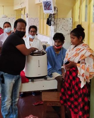 फेफड़े से संक्रमित मरीज को जनसहयोग से मिला ऑक्सीजन  कंसटेटर