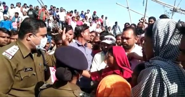 शनिचरी बाजार में मजदूरों ने किया चक्काजाम, कार दुर्घटना में मदद नहीं करने का आरोप