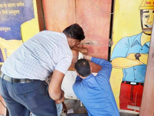अवैध खाद का भंडारण, दुकान सील