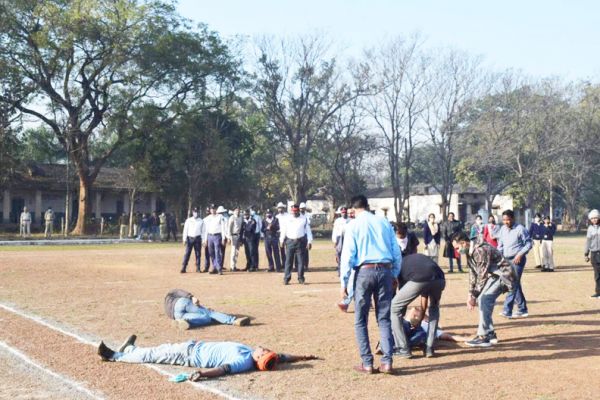 रायगढ़ पुलिस लाइन में किया गया बलवा ड्रिल