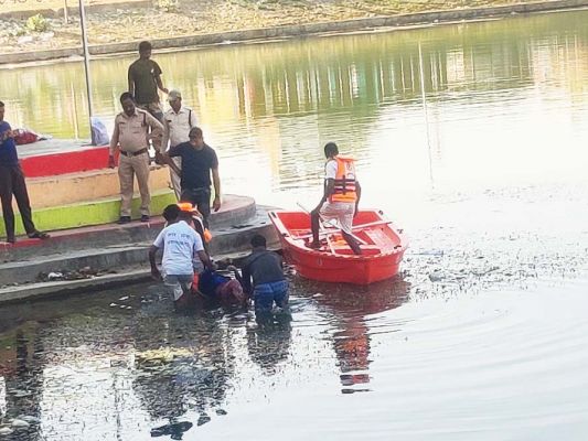 भरतपुर से पढऩे आई छात्रा का शव तालाब से बरामद, जांच में जुटी पुलिस