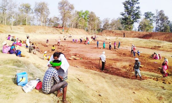 मनरेगा स्थल पहुंचकर लगाए कोरोना टीका