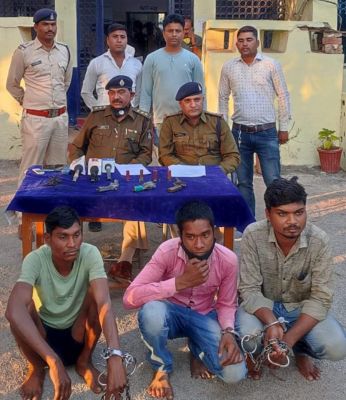 जिला नाजिर दफ्तर से रिवाल्वर, देसी कट्टा, कारतूस चोरी करने वाले 3 गिरफ्तार