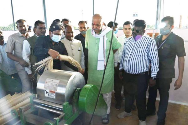 कृषि मंत्री ने केला तना रेशा उत्पादन इकाई एवं दाल प्रसंस्करण इकाई का किया लोकार्पण