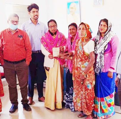 घर में अफसर के हाथों ऋण पुस्तिका पाकर भावुक हुईं बुजुर्ग महिला
