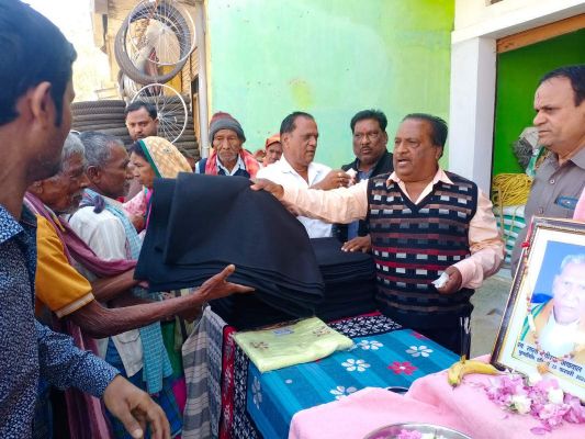 देवी राम अग्रवाल की पुण्यतिथि पर जरूरतमंदों को बांटे गर्म कपड़े व फल