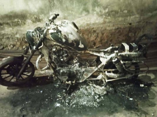 सडक़ किनारे खड़ी बाईक में अज्ञात शख्स ने लगाई आग
